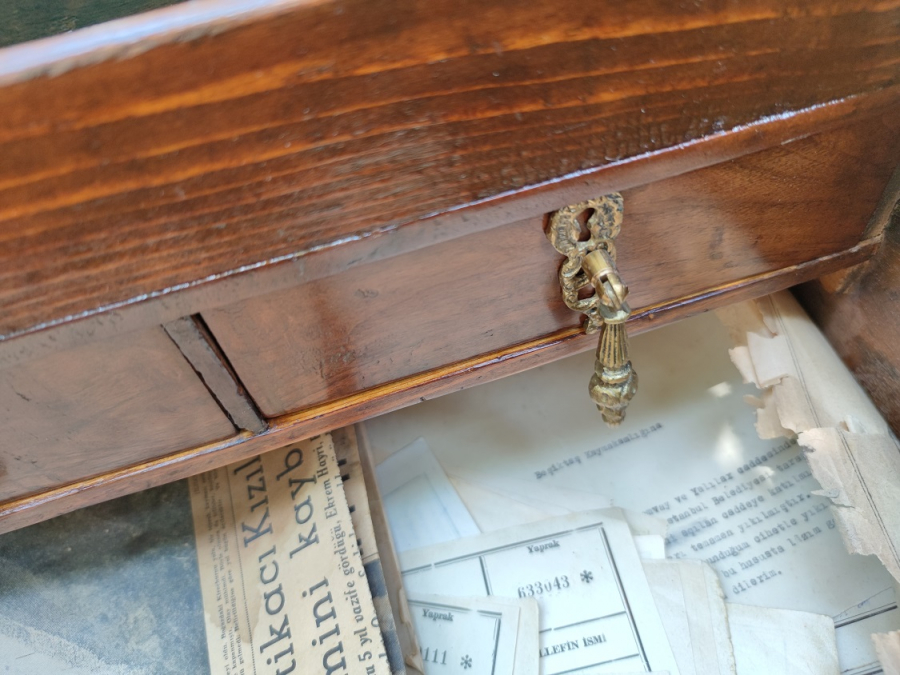 1800 YILLAR OSMANLI İÇERSİ CEKMECELİ DİVİTLİKLİ HER TARAFI KIRLANGIC GECME CEVİZ AGACINDAN YANLAR KULPLU HAT SANDIĞI