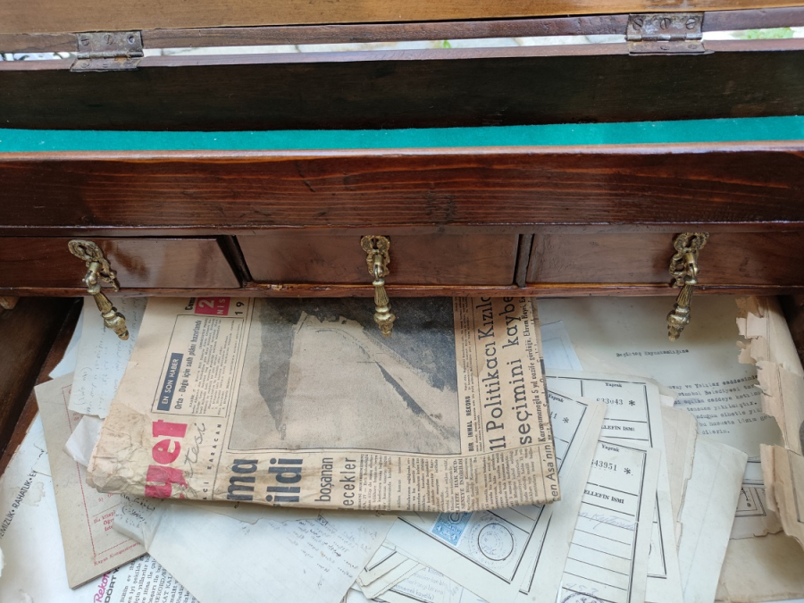 1800 YILLAR OSMANLI İÇERSİ CEKMECELİ DİVİTLİKLİ HER TARAFI KIRLANGIC GECME CEVİZ AGACINDAN YANLAR KULPLU HAT SANDIĞI