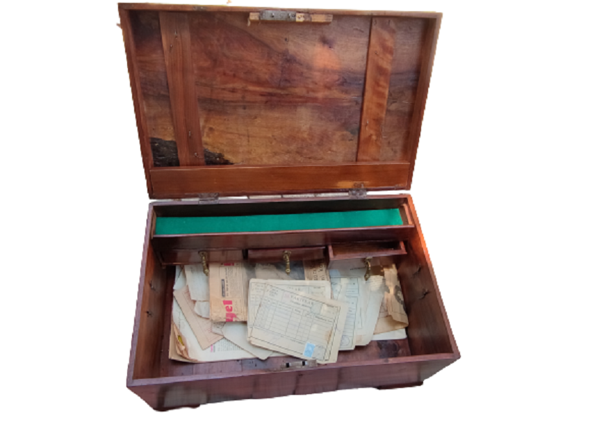 1800 YILLAR OSMANLI İÇERSİ CEKMECELİ DİVİTLİKLİ HER TARAFI KIRLANGIC GECME CEVİZ AGACINDAN YANLAR KULPLU HAT SANDIĞI