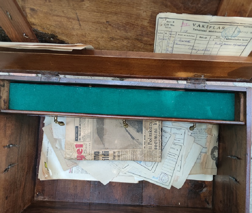 1800 YILLAR OSMANLI İÇERSİ CEKMECELİ DİVİTLİKLİ HER TARAFI KIRLANGIC GECME CEVİZ AGACINDAN YANLAR KULPLU HAT SANDIĞI