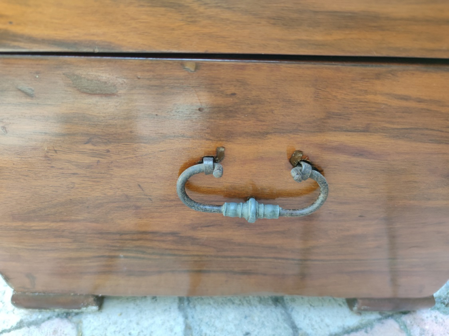 1800 YILLAR OSMANLI İÇERSİ CEKMECELİ DİVİTLİKLİ HER TARAFI KIRLANGIC GECME CEVİZ AGACINDAN YANLAR KULPLU HAT SANDIĞI