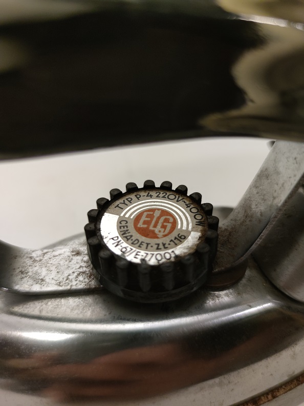 ELEKTİRİKLİ REZİZTANSLI AHŞAP TUTMA KOLLU SEYAHAT BOY  ÜTÜ MAKİNESİ 