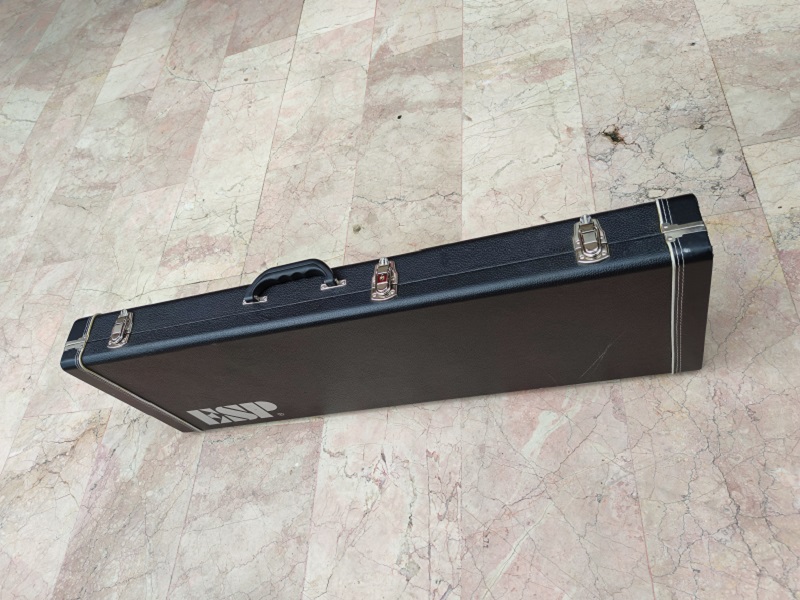 ESP MARKA ORİJİNAL BAS GİTAR ENSTRÜMAN ÇANTASI  DERİ KAPLAMA METAL KİLİT SİSTEMLİ TAŞIMA KULPLU