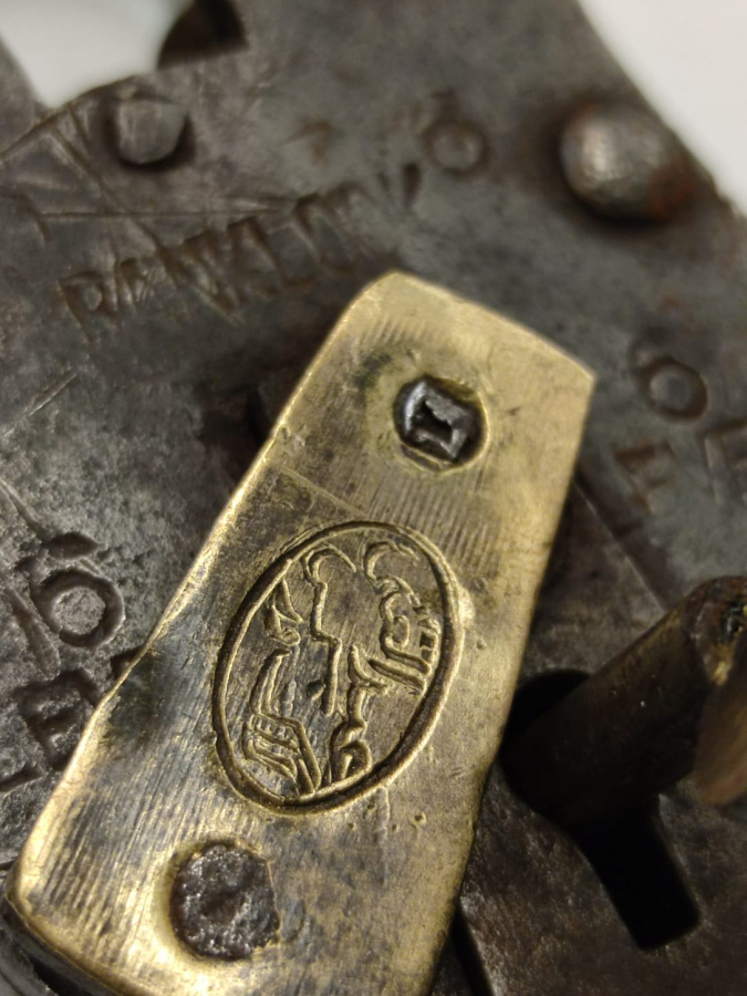 OSMANLI EL YAPIM ÜZERİ OSMANLICA YAZILI MEKANİK SİCAK DEMİRDEN MAMUL ÇALIŞIR DURUMDA ANAHTARLI  ASMA KİLİT