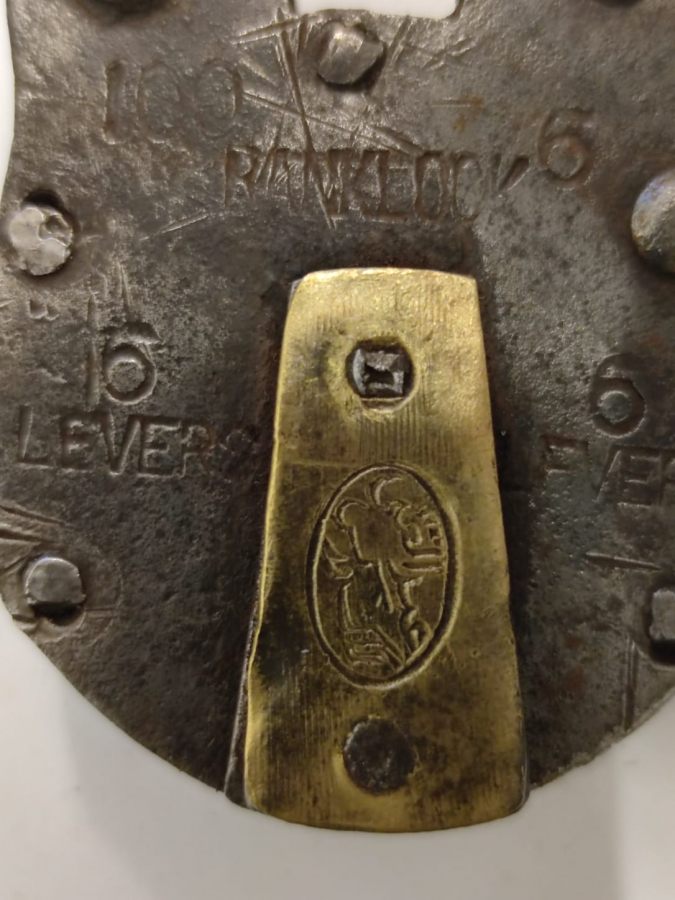 OSMANLI EL YAPIM ÜZERİ OSMANLICA YAZILI MEKANİK SİCAK DEMİRDEN MAMUL ÇALIŞIR DURUMDA ANAHTARLI  ASMA KİLİT