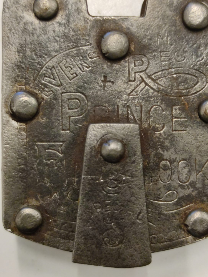 OSMANLI EL YAPIM ÜZERİ OSMANLICA YAZILI MEKANİK SİCAK DEMİRDEN MAMUL ÇALIŞIR DURUMDA ANAHTARLI ASMA KİLİT