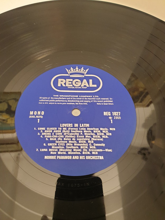 LOVERS IN LATIN UZUN CALAR 33 DEVİR LP PLAK ORJİNAL KABINDA ORJİNAL BASKISIDIR