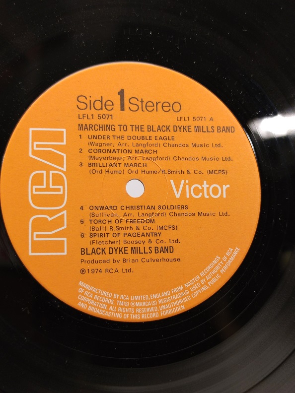 MARCHING TO THE BLACK DYKE MILLS BAND UZUN CALAR 33 DEVİR LP PLAK ORJİNAL KABINDA ORJİNAL BASKISIDIR