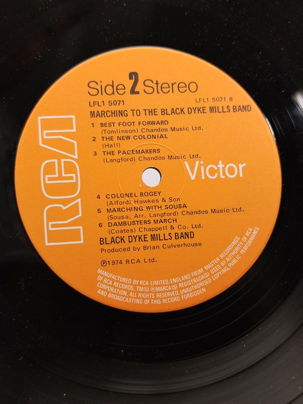 MARCHING TO THE BLACK DYKE MILLS BAND UZUN CALAR 33 DEVİR LP PLAK ORJİNAL KABINDA ORJİNAL BASKISIDIR