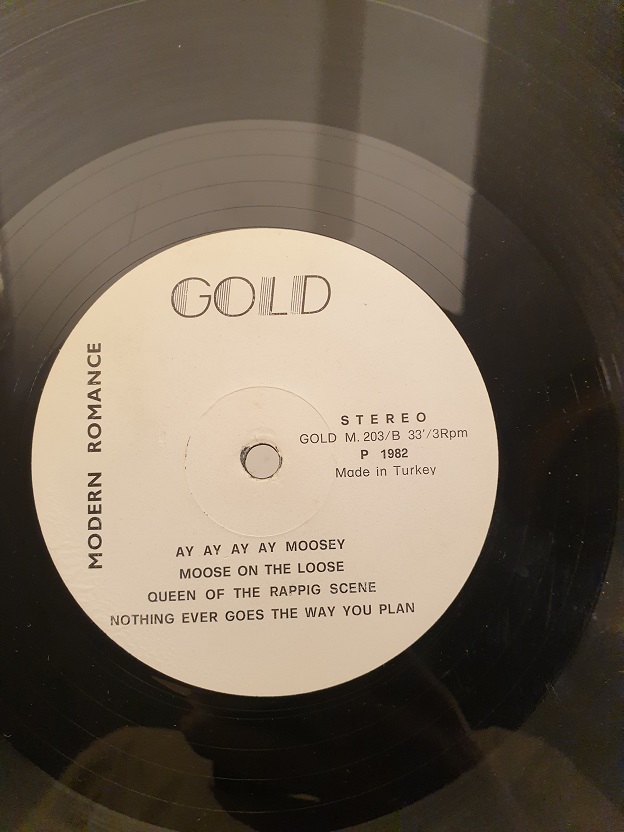 QUEEN OF THE RAPPING SCENE UZUN CALAR 33 DEVİR LP PLAK ORJİNAL KABINDA ORJİNAL BASKISIDIR