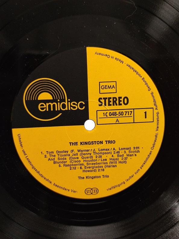 THE KINGSTON TRIO UZUN CALAR 33 DEVİR LP PLAK ORJİNAL KABINDA ORJİNAL BASKISIDIR