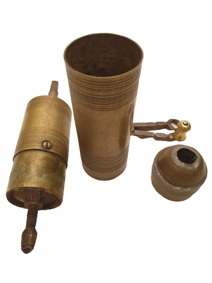 DAMGALI ÜZERİ İŞLEMELİ PİRİNÇ EL ÇEVİRMELİ MEKANİK KAHVE DEĞİRMENİ