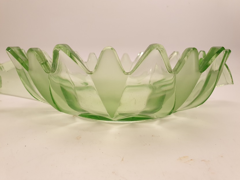 1950 FRANSIZ ÖZEL GÜNLERDE TÖRENLERDE  KULLANILAN SICAK VE SOUK ŞARAP İÇKİ TAKIMI KASE VE KULPLU BARDAKLARI CALEDON YEŞİLİ