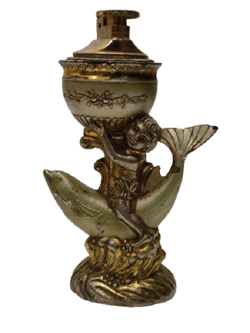 METAL GÖVDE ÜZERİ İŞLEMELİ YUNUS BALIGINA BİNMİŞ MELEK BİBLO ŞEKLİNDE MASA ÇAKMAĞI