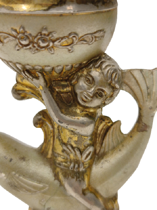 METAL GÖVDE ÜZERİ İŞLEMELİ YUNUS BALIGINA BİNMİŞ MELEK BİBLO ŞEKLİNDE MASA ÇAKMAĞI