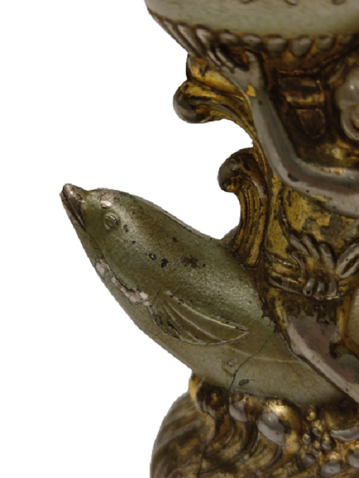 METAL GÖVDE ÜZERİ İŞLEMELİ YUNUS BALIGINA BİNMİŞ MELEK BİBLO ŞEKLİNDE MASA ÇAKMAĞI