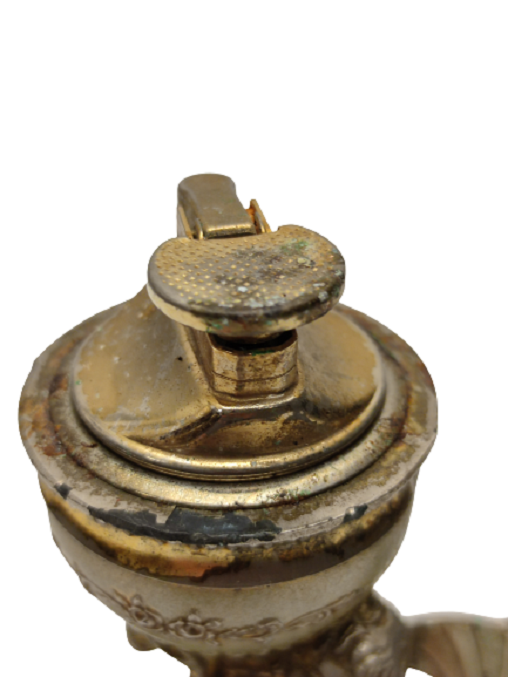 METAL GÖVDE ÜZERİ İŞLEMELİ YUNUS BALIGINA BİNMİŞ MELEK BİBLO ŞEKLİNDE MASA ÇAKMAĞI