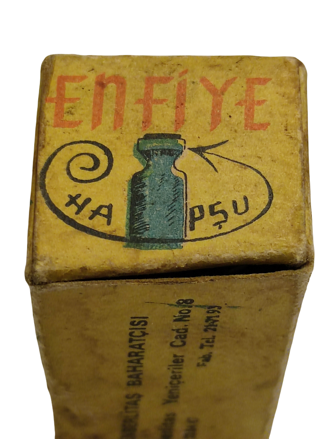 1960 ÇENBERLİTAŞ BAHARATÇISI ENFİYE HAPŞU KARTON KUTUSUNDA 20 G CAM KAB VE KAUCUK KAPAK 