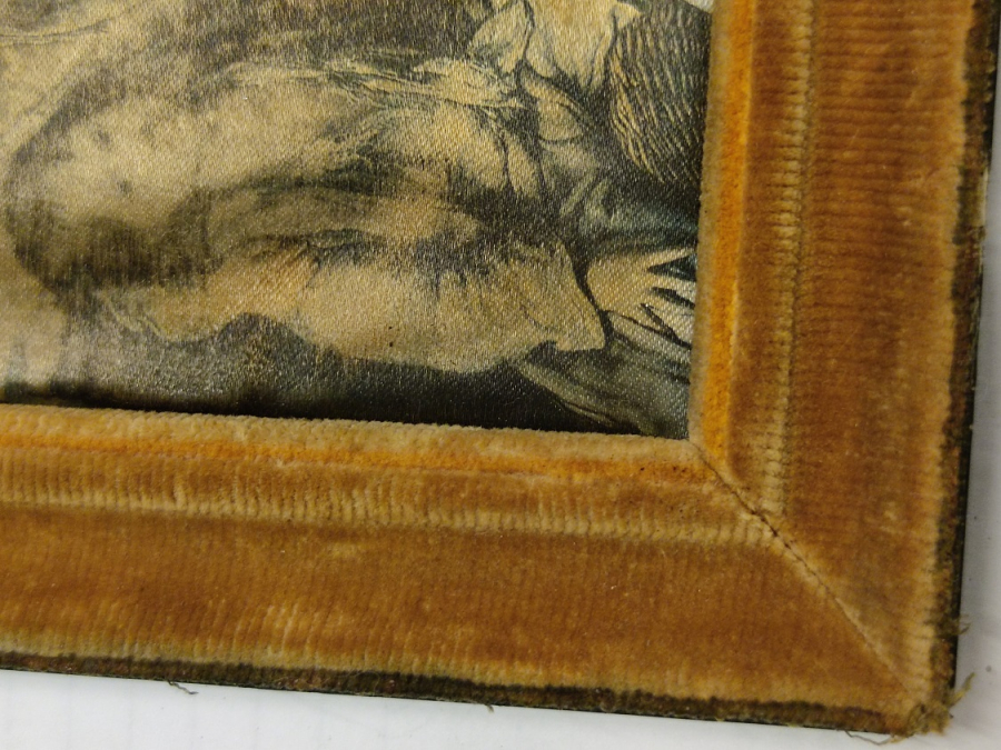 İPEK BASKI KADİFE KAPLAMA AHŞAP CERCEVE DUVAR TABLOSU