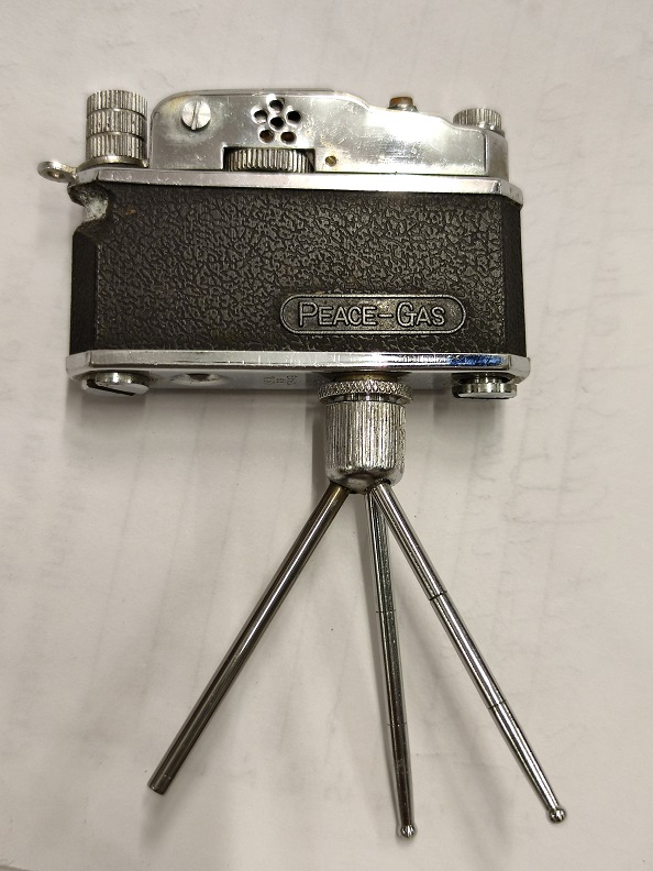 KKW PP 13449 MİNİ TRİPOT  AYAKLI OBJEKTİFLİ FOTOĞRAF MAKİNESİ ŞEKLİNDE MEKANİK TAŞLI GAZLI CAKMAK LİGHTER JAPAN 1948