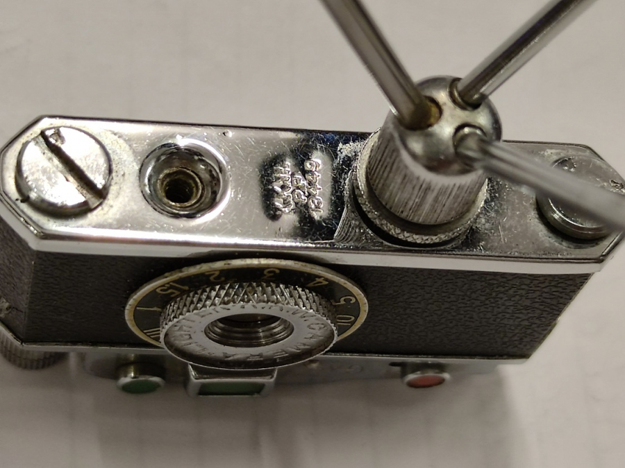 KKW PP 13449 MİNİ TRİPOT  AYAKLI OBJEKTİFLİ FOTOĞRAF MAKİNESİ ŞEKLİNDE MEKANİK TAŞLI GAZLI CAKMAK LİGHTER JAPAN 1948