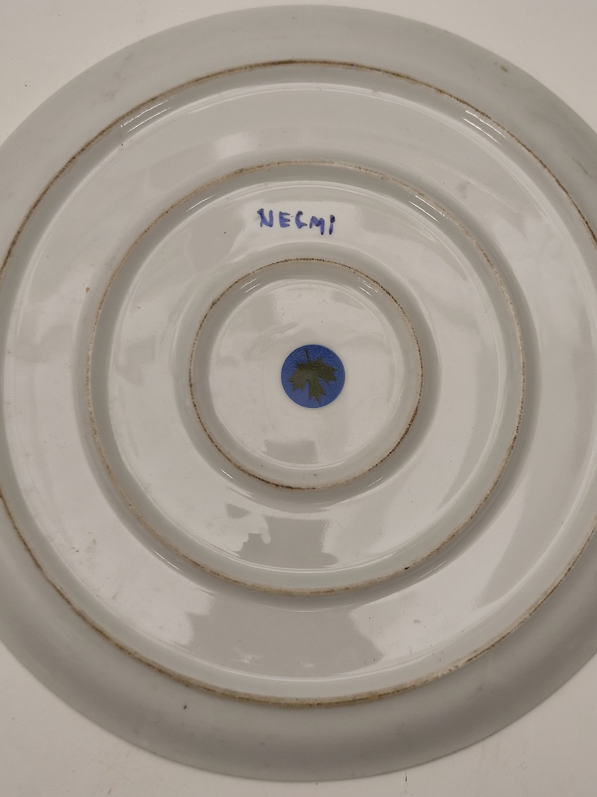 NECMİ SANATCI İMZALI KANADA DAMGALI ÜZERİNDE BİRCOK TANINMIŞ MARKA LOGOLARI BASKILI PORSELEN TABAK