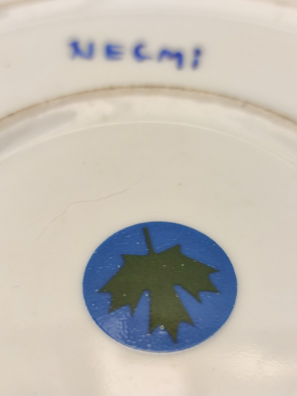 NECMİ SANATCI İMZALI KANADA DAMGALI ÜZERİNDE BİRCOK TANINMIŞ MARKA LOGOLARI BASKILI PORSELEN TABAK