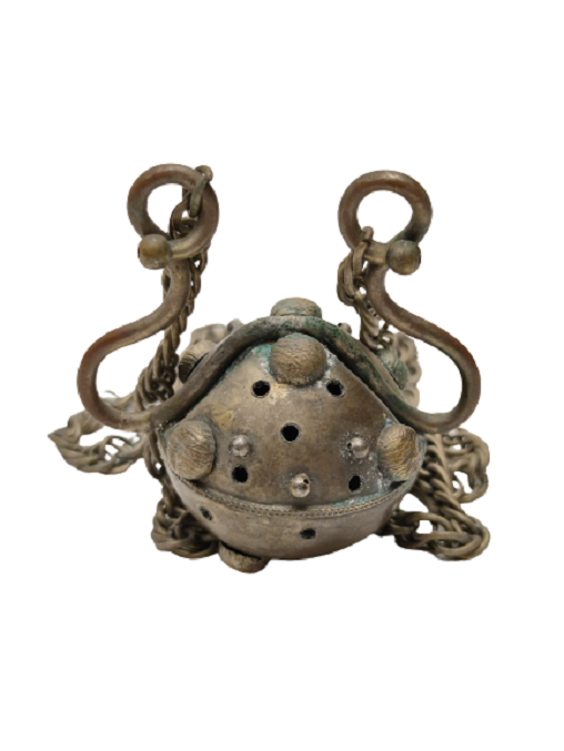 1900 BUHURDAN KİLSELERDE AYİNLERDE İÇERSİNE KOYULAN CEŞİTLİ BİTKİLERİN YAKILMASIYLA SALLANARAK DUMAN VE KOKUNUN YAYILMASI