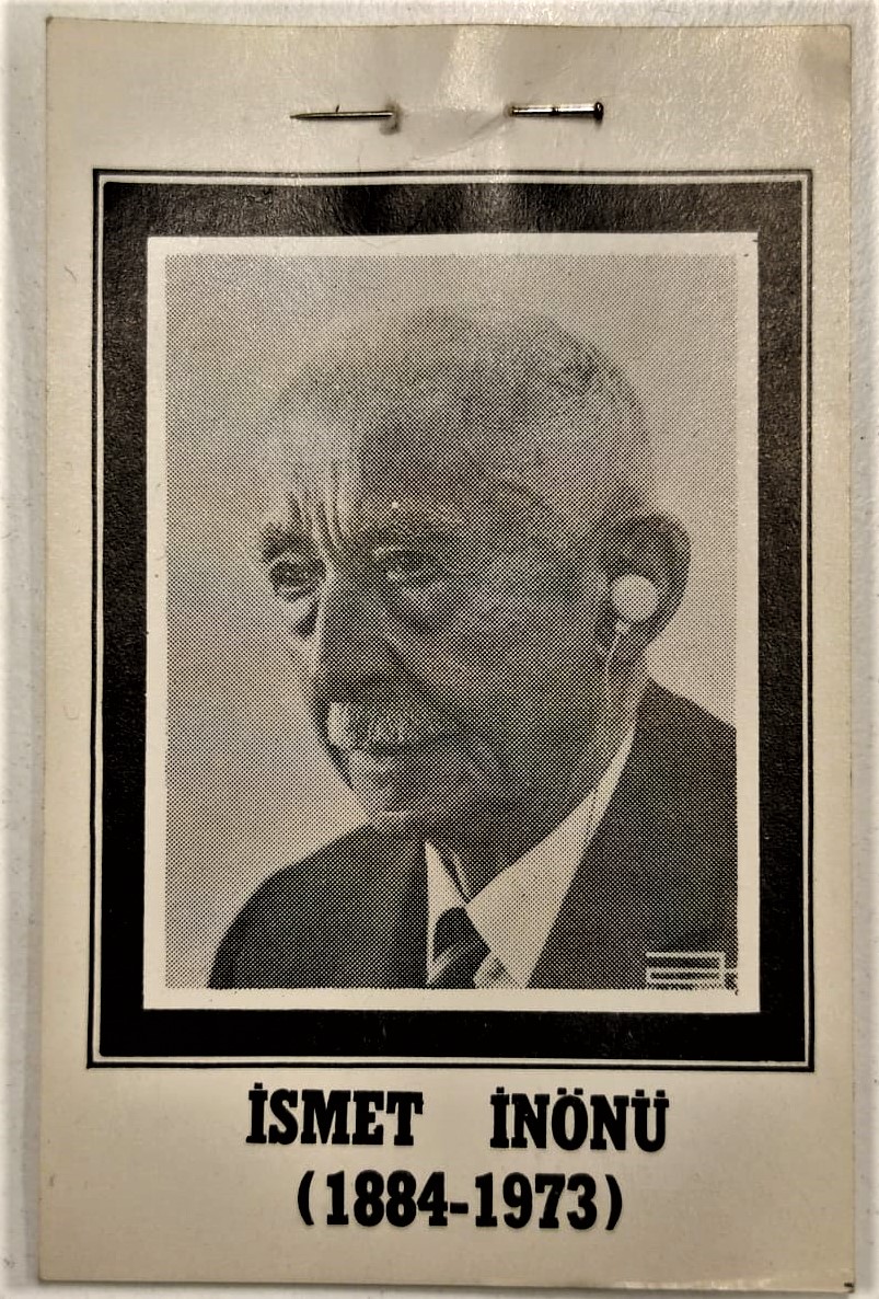 ATATÜRK ÜN SİLAH ARKADAŞI 1884-1973 İSMET İNÖNÜ NUN DEFİM MERASİMİNDE KATILIMCILARA TAKILAN YAKA RÖZETİ 