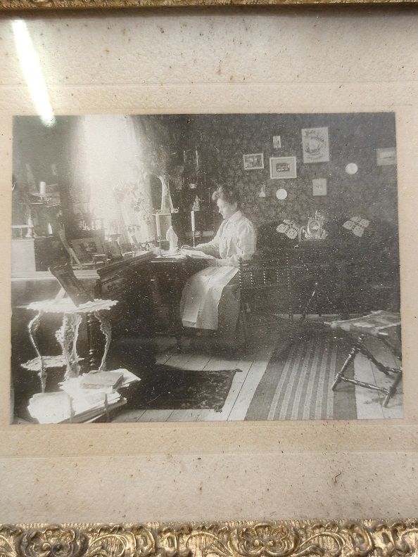 AHŞAP İŞLEMELİ ÇERÇEVELİ İÇERSİNDE SİYAH BEYAZ KİTAP OKUYAN KADIN FOTOGRAF 