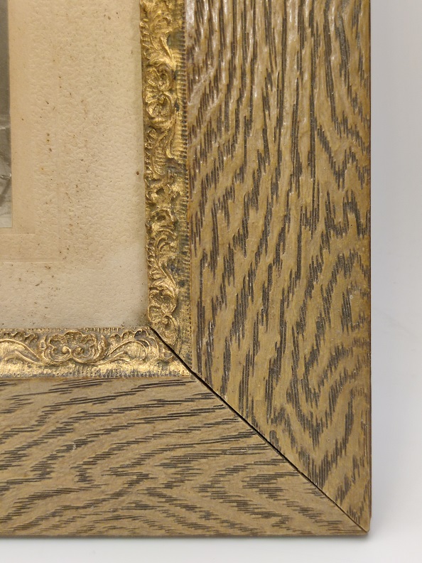 AHŞAP İŞLEMELİ ÇERÇEVELİ İÇERSİNDE SİYAH BEYAZ KİTAP OKUYAN KADIN FOTOGRAF 