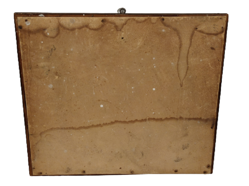 AHŞAP İŞLEMELİ ÇERÇEVELİ İÇERSİNDE SİYAH BEYAZ KİTAP OKUYAN KADIN FOTOGRAF 