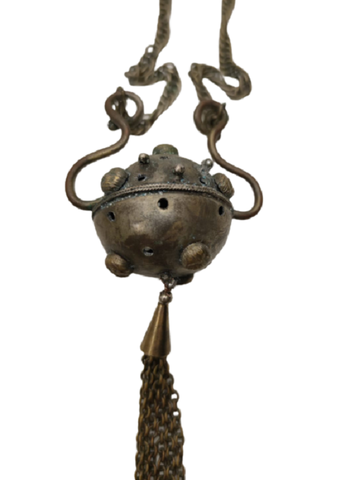 1900 BUHURDAN KİLSELERDE AYİNLERDE İÇERSİNE KOYULAN CEŞİTLİ BİTKİLERİN YAKILMASIYLA SALLANARAK DUMAN VE KOKUNUN YAYILMASI