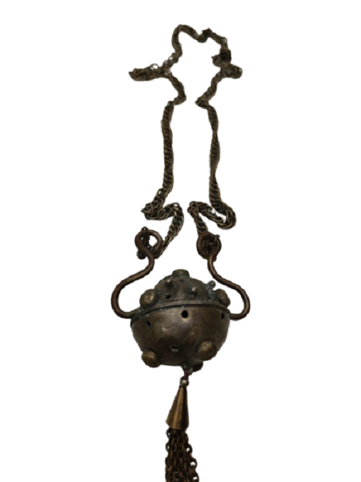 1900 BUHURDAN KİLSELERDE AYİNLERDE İÇERSİNE KOYULAN CEŞİTLİ BİTKİLERİN YAKILMASIYLA SALLANARAK DUMAN VE KOKUNUN YAYILMASI