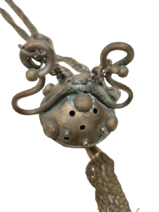 1900 BUHURDAN KİLSELERDE AYİNLERDE İÇERSİNE KOYULAN CEŞİTLİ BİTKİLERİN YAKILMASIYLA SALLANARAK DUMAN VE KOKUNUN YAYILMASI