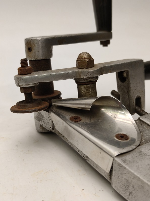 EL İLE CALISAN TENEKE  KONSERVE KAPAK KAPATMA MAKİNESİ  UFAK ATOLYE VE EVLER İCİN TASARLANMIS