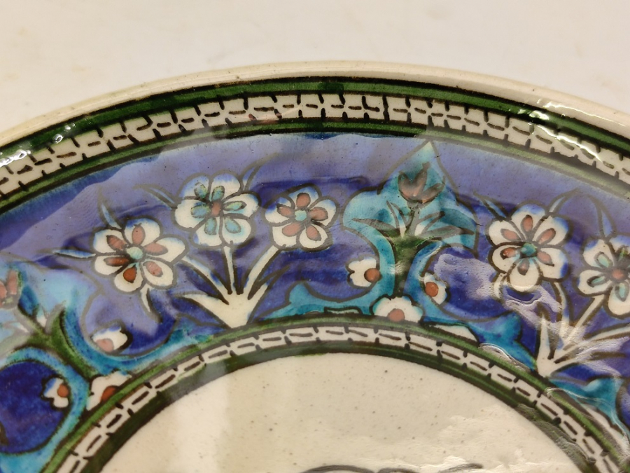 1960 İÇERSİ EL CEKME AYET YAZILI TAMAMI EL BOYAMA ÇİNİ DUVAR TABAĞI