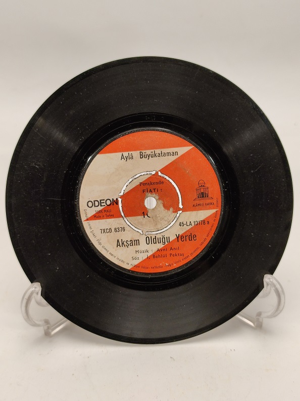 AYLA BÜYÜKATAMAN AKŞAM OLDUĞU YERDE-GÜLÜNCE GÜZELSİN 45 LİK YERLİ PLAK