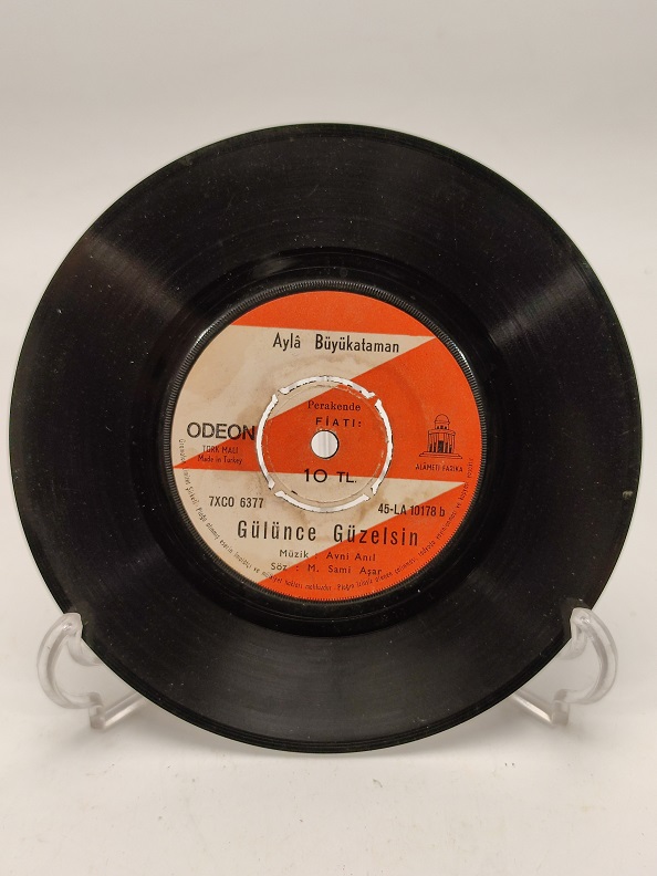 AYLA BÜYÜKATAMAN AKŞAM OLDUĞU YERDE-GÜLÜNCE GÜZELSİN 45 LİK YERLİ PLAK