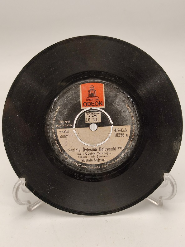 MUSTAFA SAĞYAŞAR SENİNLE ÖYLESİNE DOLUYUM Kİ-KALBİM SENİ ÖZLER 45 LİK YERLİ PLAK