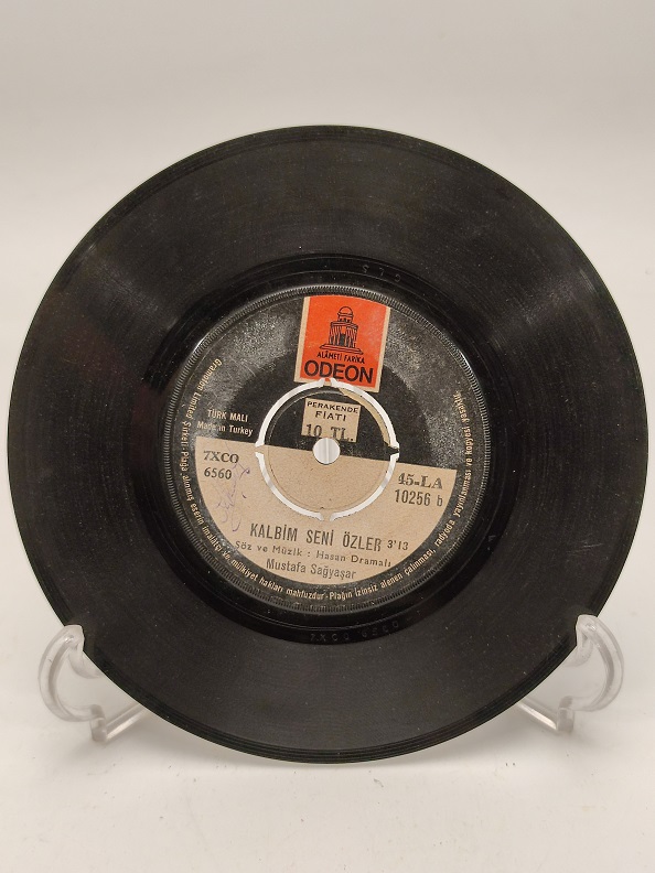 MUSTAFA SAĞYAŞAR SENİNLE ÖYLESİNE DOLUYUM Kİ-KALBİM SENİ ÖZLER 45 LİK YERLİ PLAK
