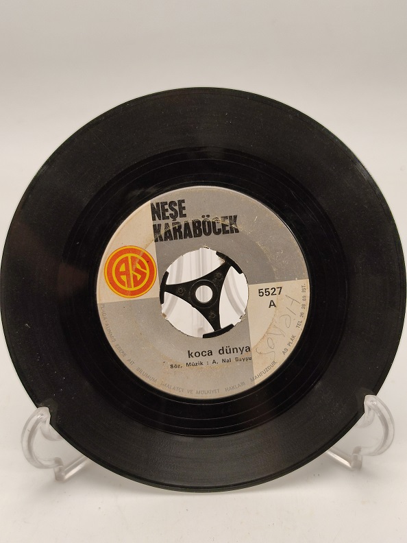 NEŞE KARABÖCEK ATSAN ATILMAZ SATSAN SATILMAZ-KOCA DÜNYA 45 LİK YERLİ PLAK