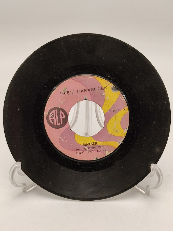 NEŞE KARABÖCEK BAKMIYOR ÇEŞMİ SİYAH-MAKBER 45 LİK PLAK