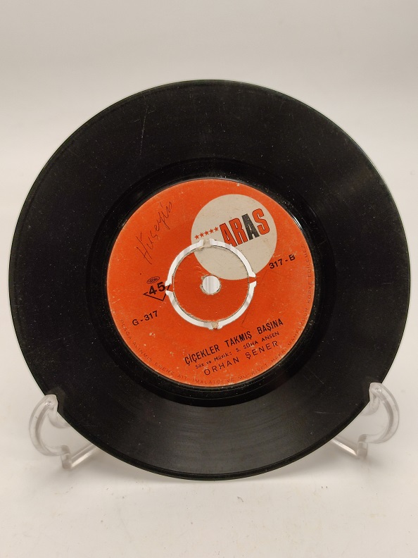 ORHAN ŞENER SENİNLE DÜŞTÜM DİLE-ÇİÇEKLER TAKMIŞ BAŞINA 45 LİK YERLİ PLAK