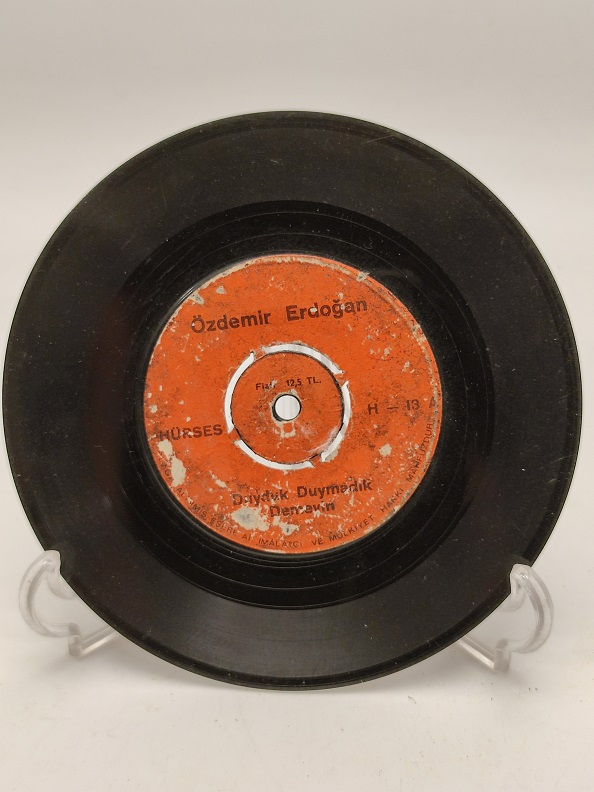 ÖZDEMİR ERDOĞAN DUYDUK DUYMADIK DEMEYİN-UZAKLAŞMA BENDEN ÖYLE 45 LİK PLAK