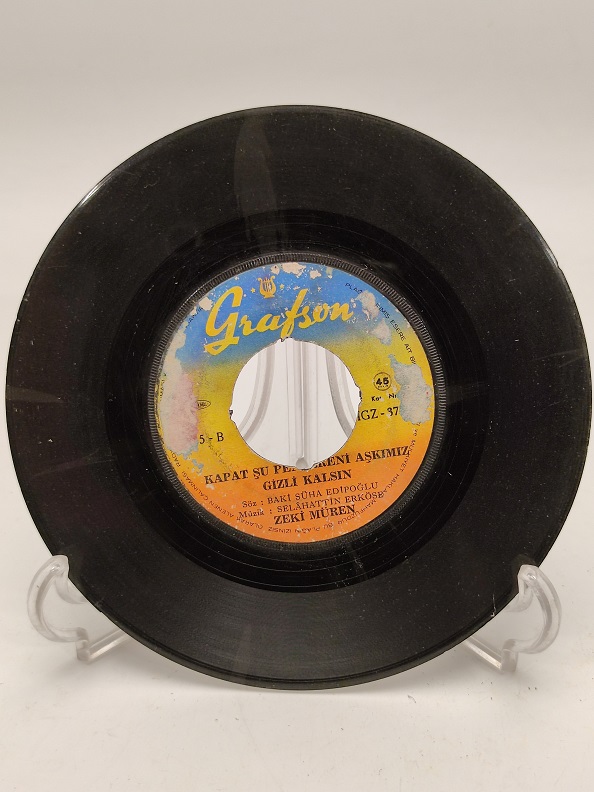 ZEKİ MÜREN KAPAT ŞU PENCERENİ AŞKIMIZ GİZLİ KALSIN-BEN SENİ UNUTMAK İÇİN SEVMEDİM 45 LİK PLAK