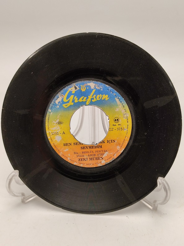 ZEKİ MÜREN KAPAT ŞU PENCERENİ AŞKIMIZ GİZLİ KALSIN-BEN SENİ UNUTMAK İÇİN SEVMEDİM 45 LİK PLAK