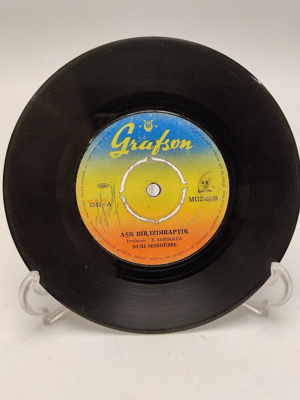 NURİ SESİGÜZEL MARAŞ MARAŞ DERLER-AŞK BİR IZDIRAPTIR 45 LİK PLAK