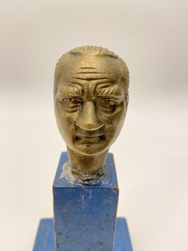 MUSTAFA KEMAL ATATÜRK BÜSTÜ AHSAP KAIDE UZERİNDE