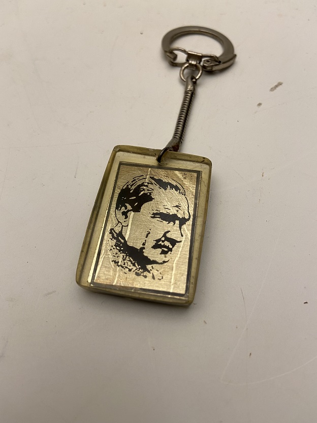 1960 MUSTAFA KEMAL ATATÜRK VE ANITKABİR RESİMLİ ANAHTARLIK POLİ KARBON 